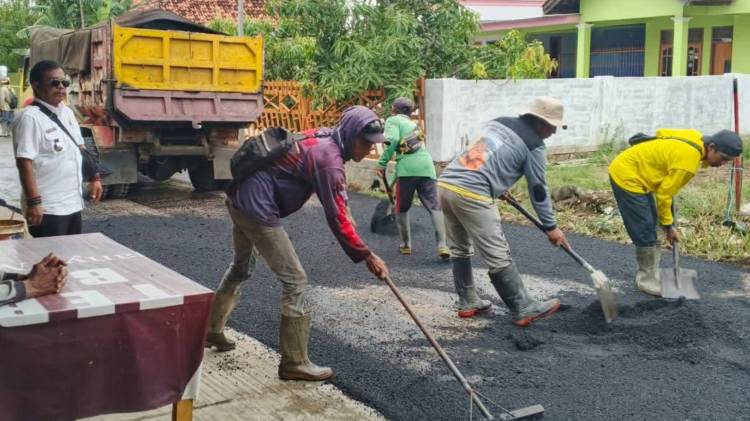 CuplikCom-Desa-Muntur-Bangun-Jalan-Hotmix-220-Meter-Lewat-Banprov-2025-30102025135323-Pemdes_Muntur.jpg