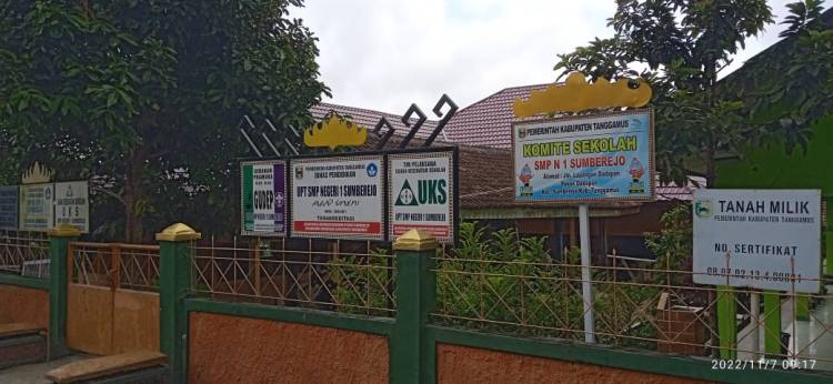 CuplikCom-Diduga-Kepala-Sekolah-SMPN-1-Sumberejo-Hindari-Wartawan-Saat-Akan-Kompirmasi-12112022101823-IMG-20221112-WA0051.jpg