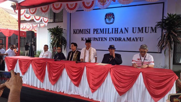 Dikawal Ribuan Relawan, Paslon Lucky Hakim Syaefudin Resmi Daftar ke KPU Indramayu CuplikCom-Dikawal-Ribuan-Relawan,-Paslon-Lucky-Hakim-Syaefudin-Resmi-Daftar-ke-KPU-Indramayu-27082024221337-PXL_20240827_170825431.jpg