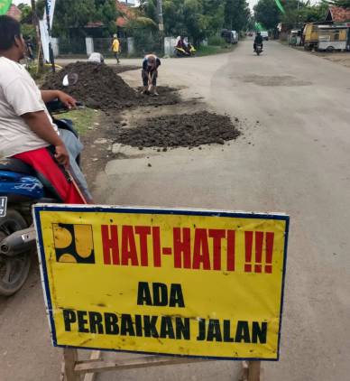 CuplikCom-Dinas-PUPR-Kabupaten-Indramayu-Langsung-Perbaiki-Jalan-Rusak-di-Ruas-Jalan-Tegalurung---Balongan-22102022101620-IMG-20221021-WA0006.jpg