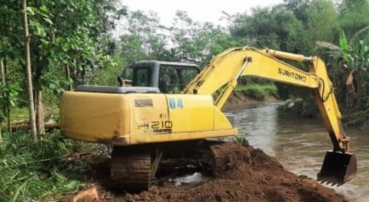 CuplikCom-Dinormalisasi,-Desa-Cikedung-Tarik-Napas-Lega-PUPR-Indramayu-Tuntaskan-Masalah-Lama-11082025191924-6262c25d38e62-alat-berat-keruk-sedimentasi-sungai-curah-menjangan_665_374.jpg