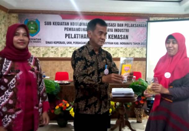 CuplikCom-Diskopdagin-Indramayu-Gelar-Pelatihan-Desain-Kemasan-Produk-Guna-Tingkatkan-Pelaku-IKM-16062022134036-IMG-20220616-WA0013.jpg