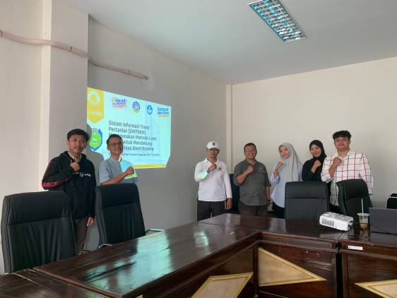 CuplikCom-Dosen-POLINDRA-membuat-Inovasi-yang-mampu-memprediksi-produksi-padi-di-Kabuputen-Indramayu-02072025151952-WhatsApp_Image_2025-07-02_at_15.10.52_679e6725.jpg