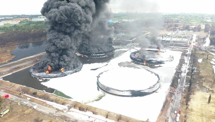 CuplikCom-Dua-Dari-Empat-Tanki-Pertamina-Balongan-Berhasil-Dipadamkan-31032021112147-IMG-20210331-WA0012.jpg