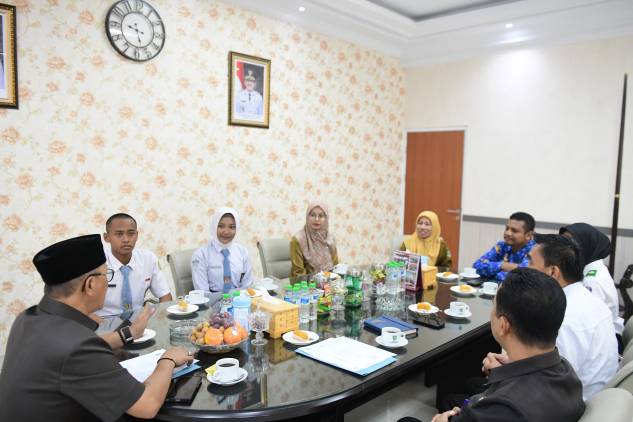 CuplikCom-Dua-Pelajar-Indramayu-Terpilih-Jadi-Paskibraka-Jabar-2025,-Wabup-Syaefudin-Beri-Semangat-19052025153132-IMG-20250519-WA0006.jpg