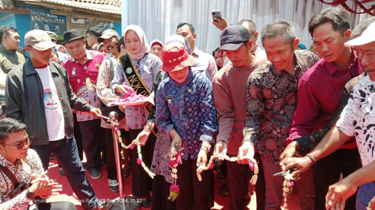 CuplikCom-Dukung-Usaha-Perikanan,-Bupati-Nina-Agustina-Resmikan-Tugu-Kampung-Lele-di-Desa-Puntang-Losarang-19092024134632-IMG-20240919-WA0000.jpg