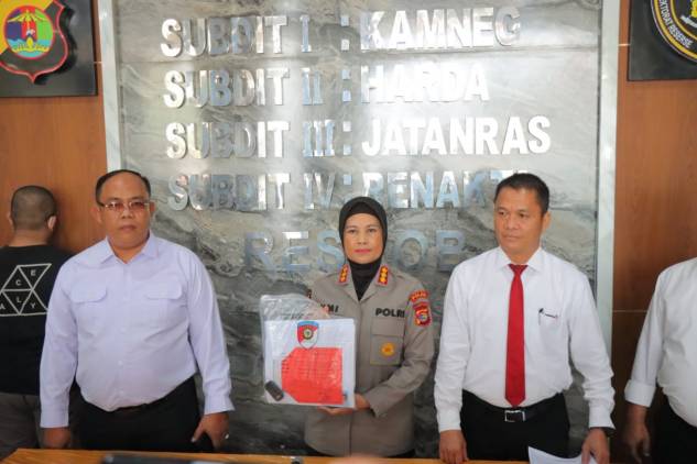 CuplikCom-Empat-Tersangka-dan-Barang-Bukti-TPPO-Polda-Lampung-Dilimpahkan-Ke-Kejaksaan-14082023132402-IMG-20230814-WA0024.jpg