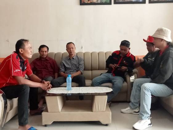 CuplikCom-FJL-Tidak-Etis-Staf-SMKN-1-Losarang-Makan-dan-Minum-Di-Kantor-Sekolah-15052024120730-IMG-20240514-WA0069.jpg