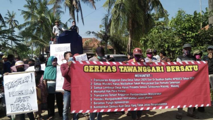 CuplikCom-Gadaikan-Tanah-Desa,-Kades-Tawangsari-Didemo-Warga-27082020215542-demo_warga_desa_Tawangsari_Indramayu.jpg