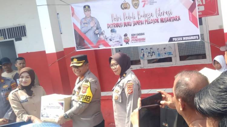 CuplikCom-Gerakan-Literasi,-Polres-Indramayu-Distribusikan-Buku-ke-Sekolah-dan-Perpus-14092023132236-IMG-20230914-WA0034.jpg