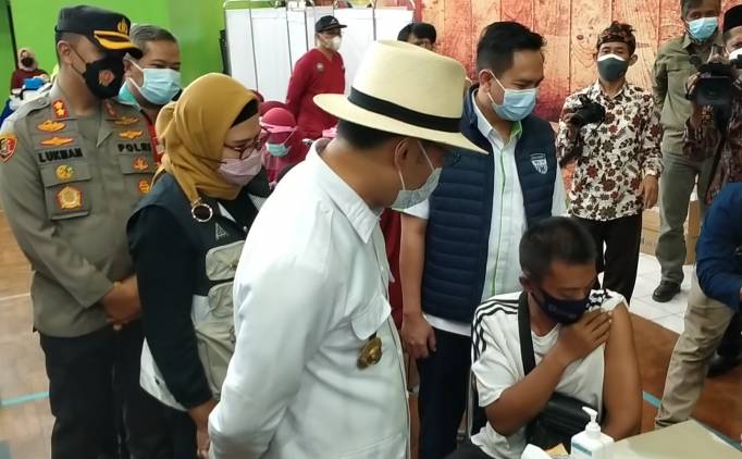 Gubernur Jabar Ridwan Kamil, Monitoring Pelaksanaan Vaksinasi di Indramayu CuplikCom-Gubernur-Jabar-Ridwan-Kamil,-Monitoring-Pelaksanaan-Vaksinasi-di-Indramayu-10092021114913-IMG_20210910_114438.jpg