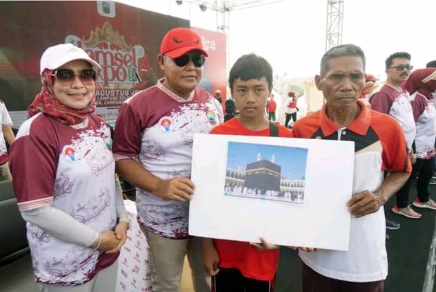 CuplikCom-Guru-Honorer-SMPN-1-Kalianda-dan-Siswa-MTsN-1-Dapat-Hadiah-Umrah-Jalan-Sehat-25082024195023-IMG_20240825_194557.jpg