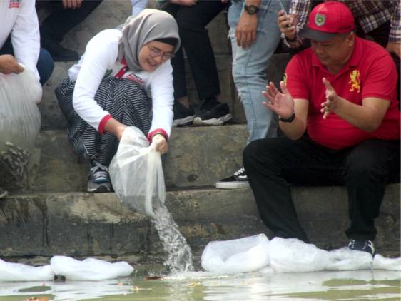 HUT RI ke 77, Bupati Nina Ajak Warga Jadikan Bangsa Lebih Kuat dan Indramayu Makin Bermartabat CuplikCom-HUT-RI-ke-77,-Bupati-Nina-Ajak-Warga-Jadikan-Bangsa-Lebih-Kuat-dan-Indramayu-Makin-Bermartabat-17082022080113-IMG-20220817-WA0008.jpg