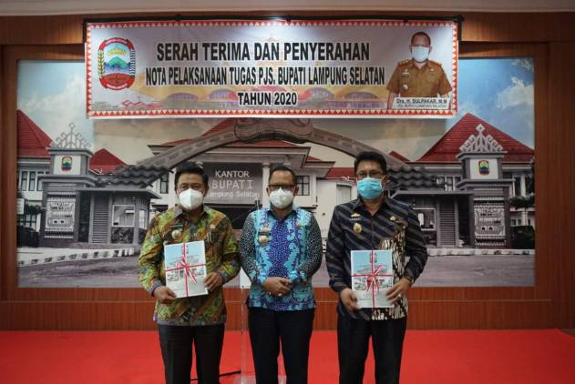 CuplikCom-Habis-Masa-Jabatan,-Sulpakar-Serahkan-Nota-Pelaksanaan-Tugas-Ke-Menteri-Melalui-Gubernur-04122020191328-IMG-20201204-WA0049.jpg