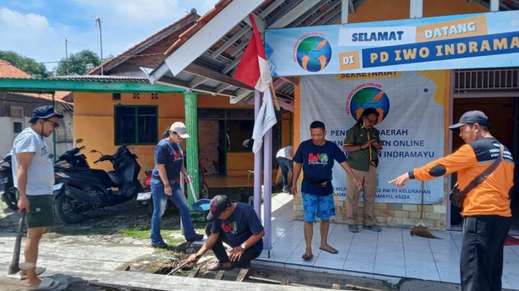 Hadapi Musim Hujan, IWO Indramayu Gandeng Basarnas dan Warga Gelar Aksi Bersih-Bersih Lingkungan CuplikCom-Hadapi-Musim-Hujan,-IWO-Indramayu-Gandeng-Basarnas-dan-Warga-Gelar-Aksi-Bersih-Bersih-Lingkungan-08112025110513-IMG-20251108-WA0057.jpg