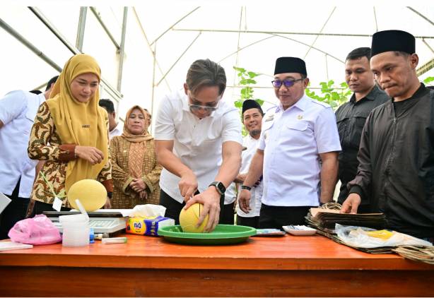 CuplikCom-Hadiri-Panen-Raya-Melon-Sultan,-Bupati-Egi-Beri-Apresiasi-Kepada-Pengurus-Ponpes-Istiqomah-Al-Amin-30042025195518-IMG_20250430_195351.jpg