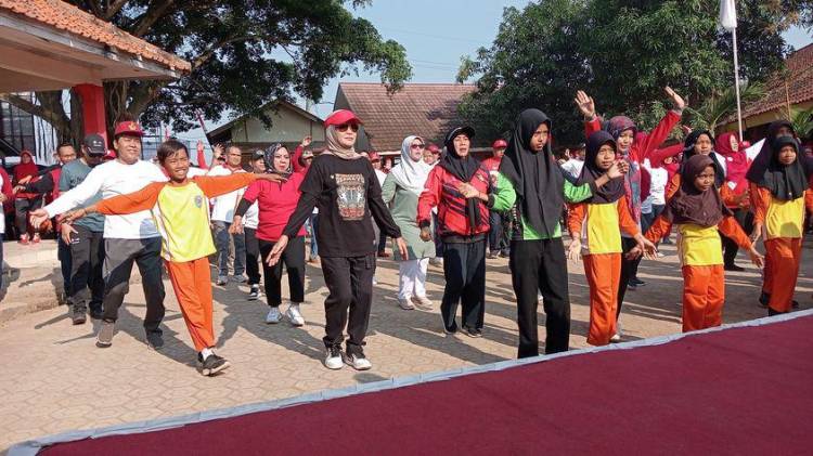 CuplikCom-Hadiri-Senam-Bareng,-Nina-Agustina-Disebut-Bupati-Pertama-yang-Kunjungi-Desa-Mekarsari-23062023153451-IMG-20230623-WA0092.jpg