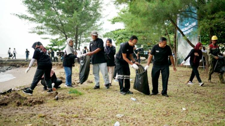 CuplikCom-Hari-Lingkungan-Hidup-PLN-Nusantara-Power-UP-Indramayu-Bersihkan-Sampah-dan-Tanam-Ribuan-Pohon-15062025084646-IMG-20250613-WA0078.jpg