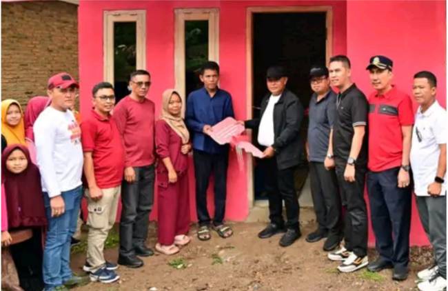 CuplikCom-Hasil-Bedah-Rumah-Warga-Bakauheni-Diserahkan-ke-Pemiliknya,-Nanang-Semoga-Bermanfaat-11092024160016-IMG_20240911_155928.jpg