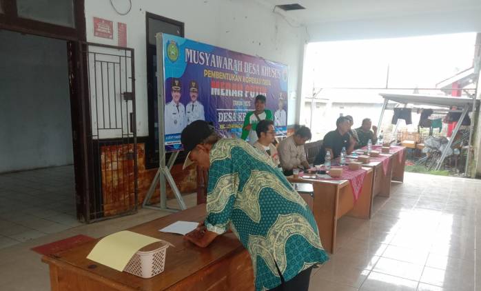 CuplikCom-Iman-Taufik-Terpilih-Secara-Demokratis-Pimpin-Koperasi-Desa-Krimun-Losarang-16052025120652-IMG-20250516-WA0000.jpg