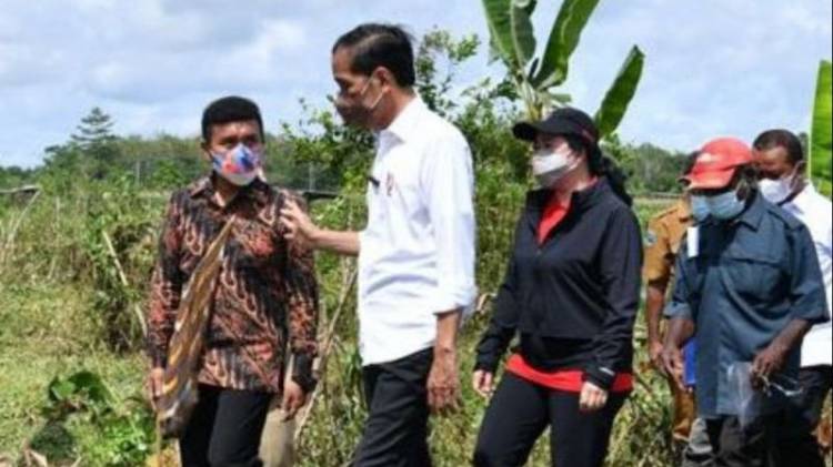 CuplikCom-Ini-Aksi-Presiden-Jokowi-Yang-Tak-Terekam-Kamera-Saat-Kunjungan-Kerja-di-Papua-12102021013809-20211012_013349.jpg