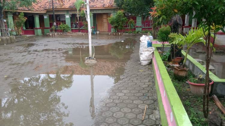 CuplikCom-Jadi-Langganan-Banjir,-UPTD-SDN-1-Puntang-Butuh-Peninggian-Halaman-09022023182641-IMG-20230209-WA0059.jpg