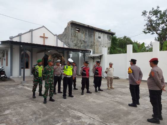 CuplikCom-Jajaran-Polsek-Losarang-Bersama-TNI-dan-SatpolPP-Gelar-Pengamanan-Perayaan-Wafat-Isa-Almasih-18042025172419-IMG-20250418-WA0006.jpg