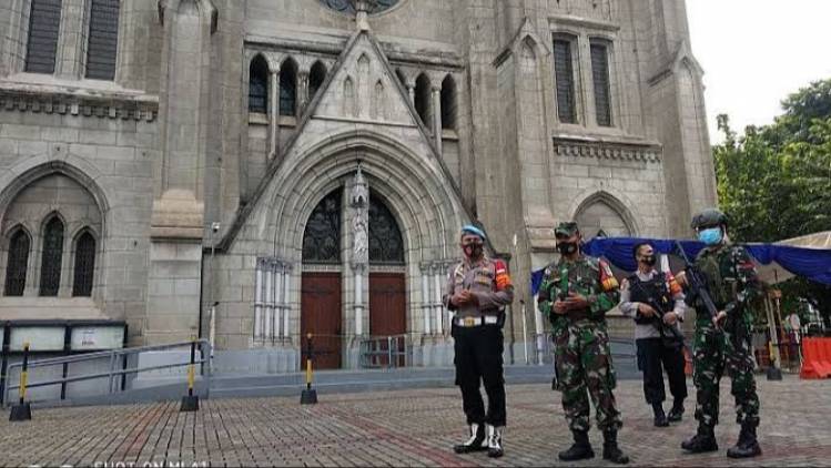 CuplikCom-Jelang-Jumat-Agung,-TNI-Polri-Jaga-Ketat-Gereja-Katedral-Jakarta-02042021104852-20210402_104119.jpg