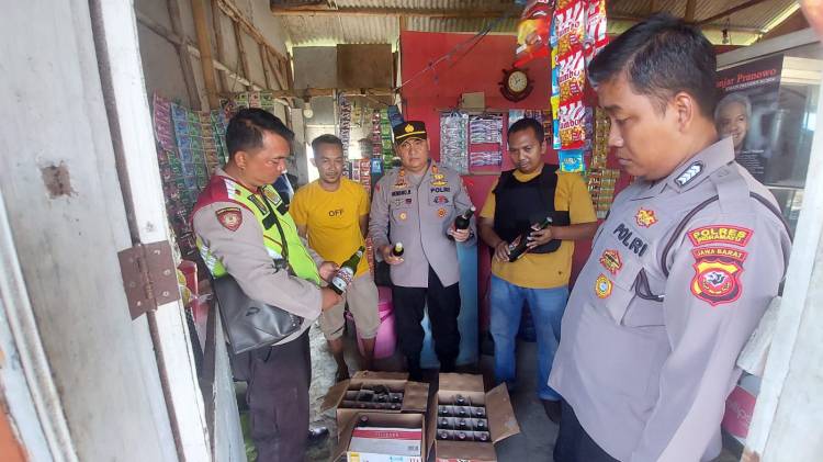 CuplikCom-Jelang-Tahun-Baru-2024,-Polsek-Losarang-Gelar-Operasi-Pekat-30122023184428-IMG-20231230-WA0106.jpg