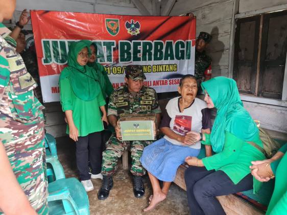 Jum'at Berbagi Keberkahan, Koramil 421-09/Tanjung Bintang Bagikan Sembako Kepada Warga Sekitar CuplikCom-Jum-at-Berbagi-Keberkahan,-Koramil-421-09Tanjung-Bintang-Bagikan-Sembako-Kepada-Warga-Sekitar-12052023150433-IMG-20230512-WA0042.jpg