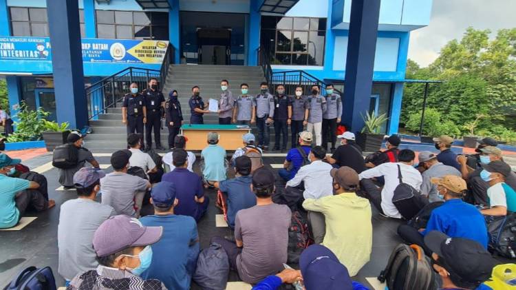 CuplikCom-KKP-Imigrasi-dan-Kemlu-Pulangkan-200-Awak-Kapal-Asing-Asal-Vietnam-29092021170640-20210929_170324.jpg