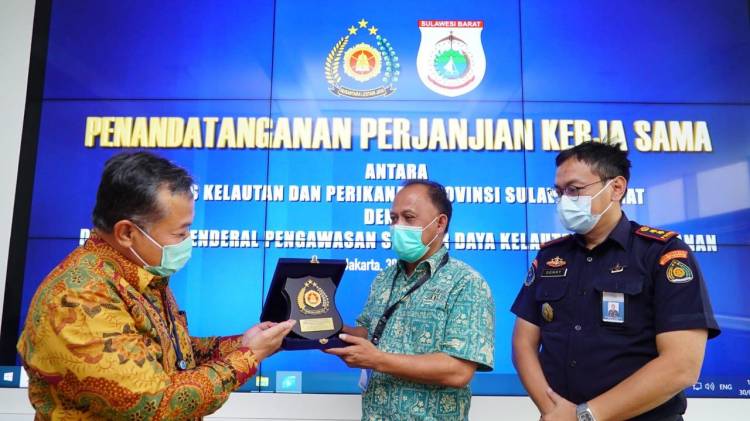 CuplikCom-KKP-Pemprov-Sulbar-Sepakat-Perkuat-Pengawasan-di-Perairan-12-Mil-02052021161624-IMG-20210502-WA0007.jpg