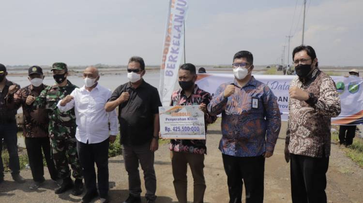 CuplikCom-KKP-Salurkan-Klaim-Asuransi-Rp425-Juta-Bagi-Pembudidaya-Terdampak-Banjir-Indramayu-17032021095833-IMG-20210317-WA0007.jpg