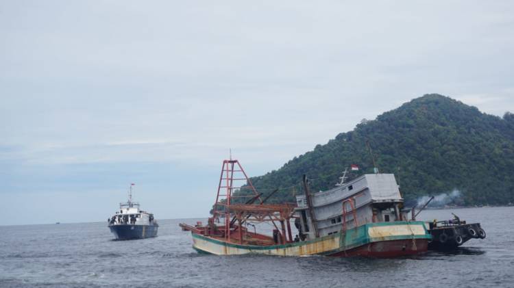 CuplikCom-KKP-dan-Kejaksaan-Tenggelamkan-4-Kapal-Berbendera-Vietnam-di-Pontianak-25032021192913-20210325_192136.jpg
