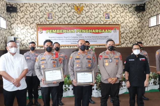 KLHK-RI Berikan Penghargaan Kepada Kapolda Lampung, Kapolres Lamsel dan KSKP Bakauheni CuplikCom-KLHK-RI-Berikan-Penghargaan-Kepada-Kapolda-Lampung,-Kapolres-Lamsel-dan-KSKP-Bakauheni-22102021175404-IMG-20211022-WA0026.jpg