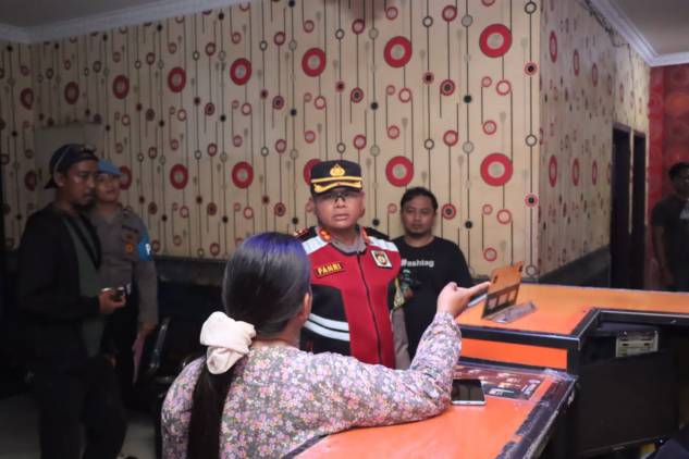 Kapolres Indramayu Pimpin Patroli Skala Besar, Sita Minuman Keras di Tempat Hiburan Malam CuplikCom-Kapolres-Indramayu-Pimpin-Patroli-Skala-Besar,-Sita-Minuman-Keras-di-Tempat-Hiburan-Malam-18042024173834-IMG-20240323-WA0006.jpg