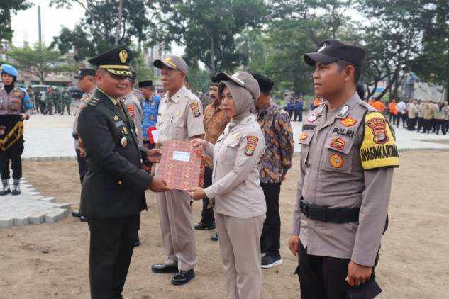 CuplikCom-Kapolres-Lampung-Selatan-Beri-Penghargaan-Untuk-Personel-dan-Warga-Berprestasi-di-Hari-Pahlawan-10112024113713-IMG-20241110-WA0012.jpg