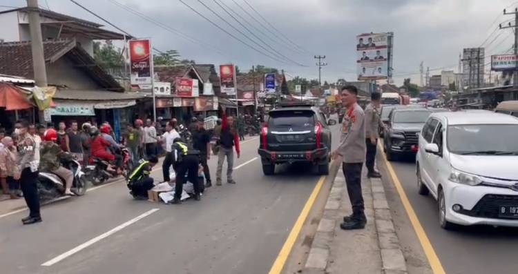 CuplikCom-Kapolres-Lamsel-AKBP-Edwin,-Terjun-Langsung-Evakuasi-Korban-Kecelakaan-dan-Ikut-Atur-Lalu-Lintas-08032023200722-IMG_20230308_195847.jpg