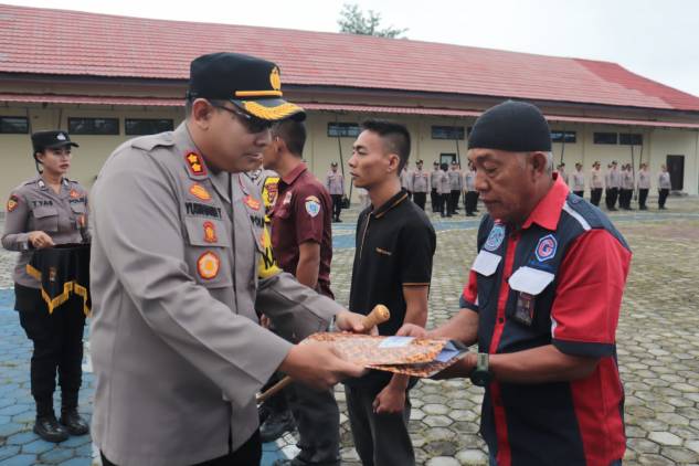 CuplikCom-Kapolres-Lamsel-Beri-Penghargaan-Warga-Bantu-Tugas-Polri-Gagalkan-Curanmor-25032024123453-IMG-20240325-WA0013.jpg