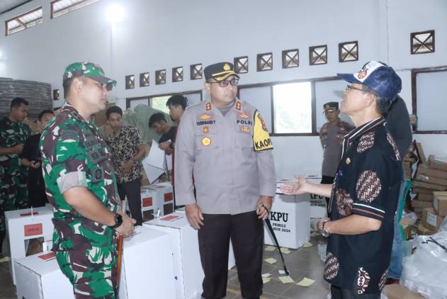 CuplikCom-Kapolres-dan-Dandim-Lamsel-Cek-Proses-Packing-Surat-Suara-di-Gudang-Logistik-KPU-19012024200555-IMG-20240119-WA0062.jpg