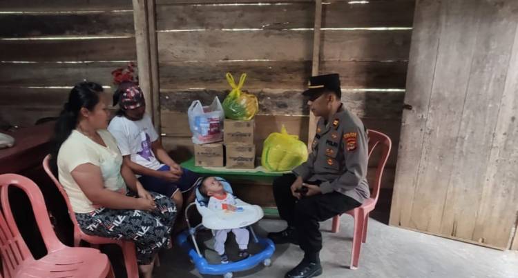 Kapolsek Talang Padang Berikan Bantuan Keluarga Anak Penderita Paru Paru dan Penyempitan Tenggorokan CuplikCom-Kapolsek-Talang-Padang-Berikan-Bantuan-Keluarga-Anak-Penderita-Paru-Paru-dan-Penyempitan-Tenggorokan-26062022161705-IMG-20220626-WA0044.jpg