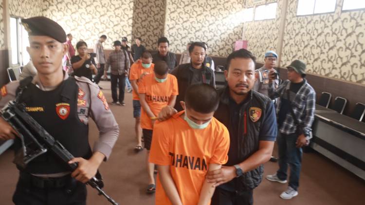 CuplikCom-Kasus-Pemerasan-di-Pelabuhan-Bakauheni,-Polisi-Ringkus-Tiga-Pelaku-06092025150707-IMG-20250906-WA0006.jpg