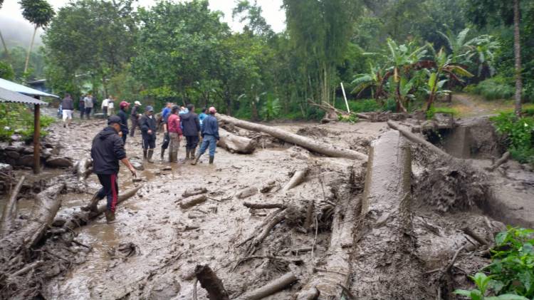 CuplikCom-Kawasan-Cisarua-Bogor-diterjang-Banjir-Bandang,-Ratusan-Warga-Mengungsi-19012021145424-IMG-20210119-WA0024.jpg
