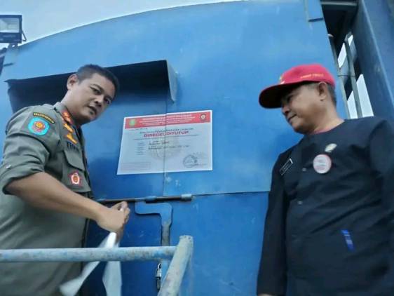 CuplikCom-Kembali-Beraksi,-Tegas!!-Satpol-PP-Indramayu-Segel-Batching-Plant-Tak-Berizin-07122022203653-1670420315861.jpg