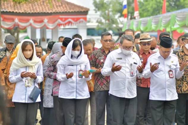 CuplikCom-Kemendes-PDTT-RI-Ziarah-ke-Makam-Pionir-Transmigrasi-di-Indramayu-09122022095945-1670554367507.jpg