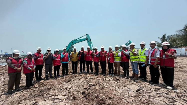 CuplikCom-Kemenko-Pangan-Tinjau-Pembangunan-Kampung-Nelayan-Merah-Putih-di-Ketapang-09102025162904-IMG-20251009-WA0017.jpg
