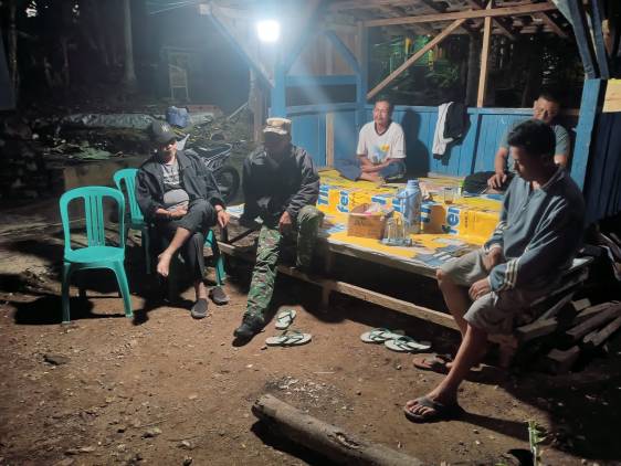 Kepala Desa dan Babinsa Kontrol Pos Ronda, Wujud Sinergi Jaga Kamtibmas di Bakauheni CuplikCom-Kepala-Desa-dan-Babinsa-Kontrol-Pos-Ronda,-Wujud-Sinergi-Jaga-Kamtibmas-di-Bakauheni-29102025175345-IMG-20251029-WA0009.jpg