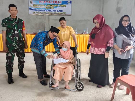 Kepala Pekon Banjarsari Kecamatan Talangpadang  Serahkan Langsung BLT-DD Kepada 114 KPM CuplikCom-Kepala-Pekon-Banjarsari-Kecamatan-Talangpadang-Serahkan-Langsung-BLT-DD-Kepada-114-KPM-11112022170127-IMG-20221111-WA0147.jpg