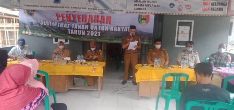 CuplikCom-Kepala-Pekon-Padawaras-Kecamatan-Semaka-Bagikan-85-Sertifikat-Tanah-Terhadap-Warganya--05102021093653-IMG-20211005-WA0007.jpg