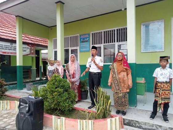 CuplikCom-Kepala-Pekon-Pardasuka-Selatan-Gelar-Upacara-Peringatan-Hardiknas-03052024104357-IMG-20240503-WA0011.jpg